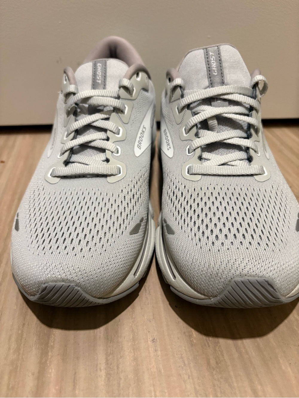Brooks Ghost Woman’s Running Shoes - Light Gray with Subtle Taupe Accents